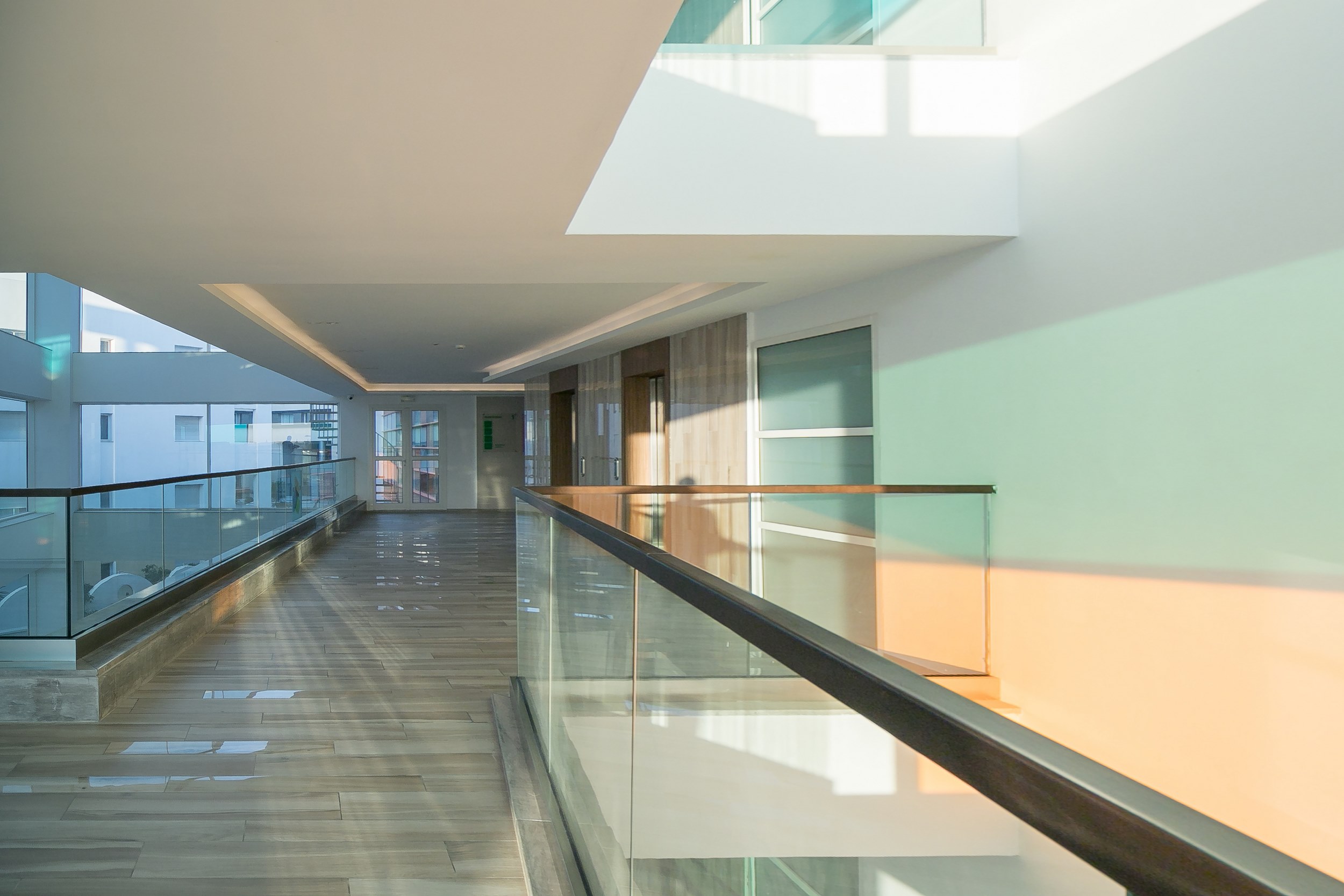 Capots horizontaux bleus, verts et jaunes